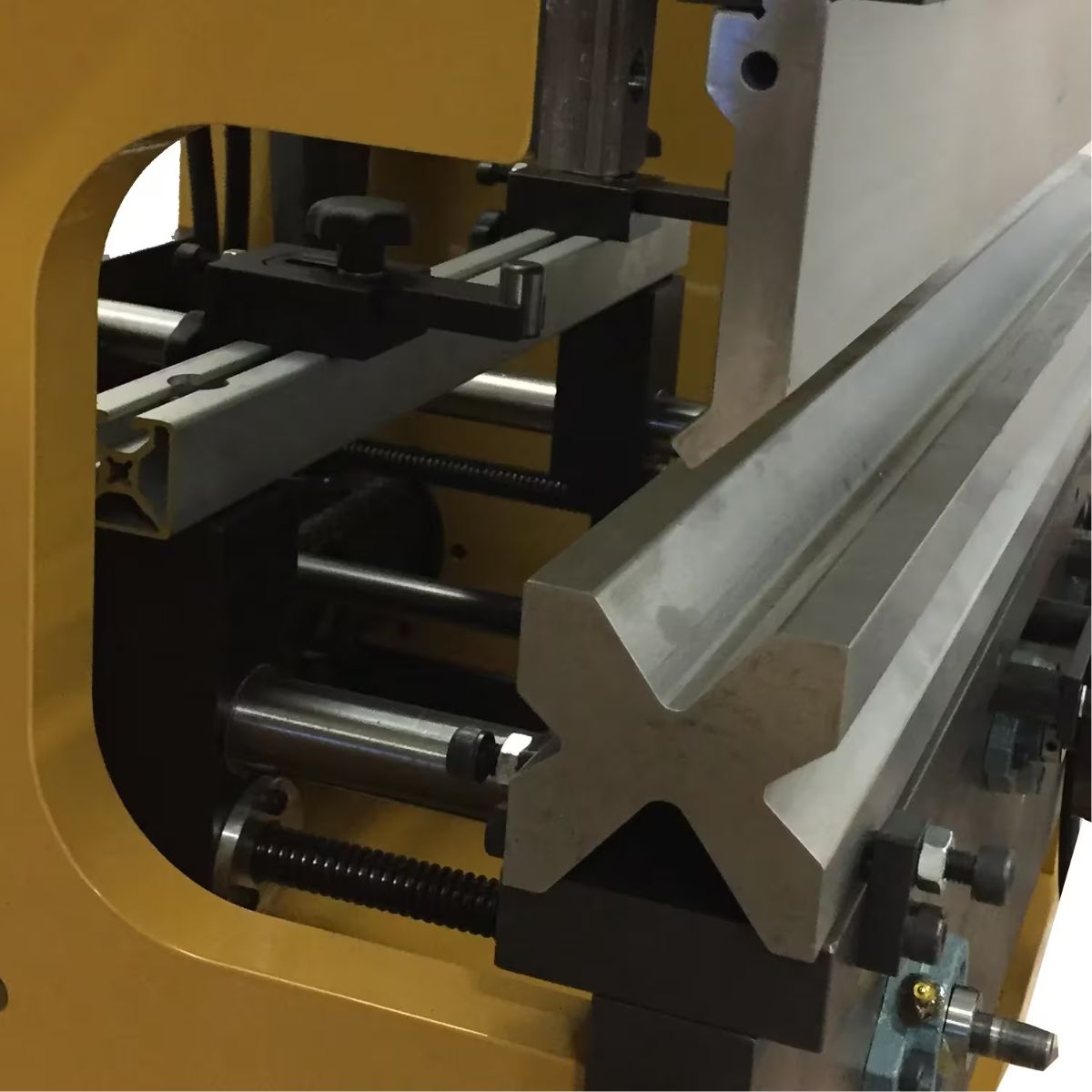 Baileigh BP-3142NC 220V 42-Ton 31" Hydraulic Press Brake with NC Controller