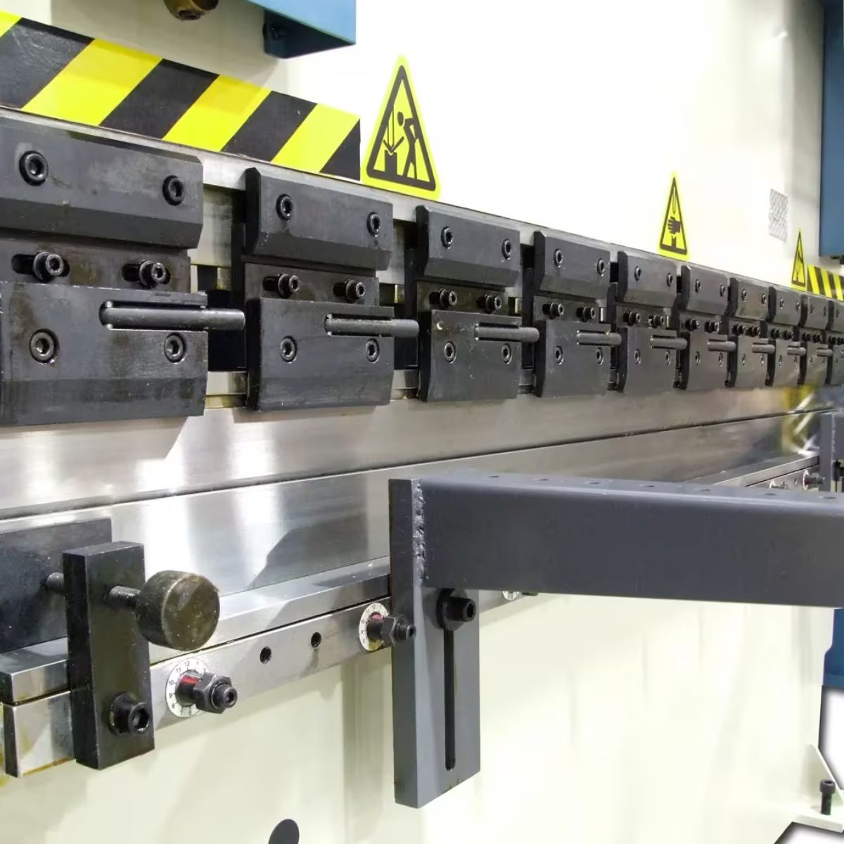 Baileigh BP-5078CNC 220V 3-Phase 50-Ton 78" 2-Axis CNC Hydraulic Press Brake