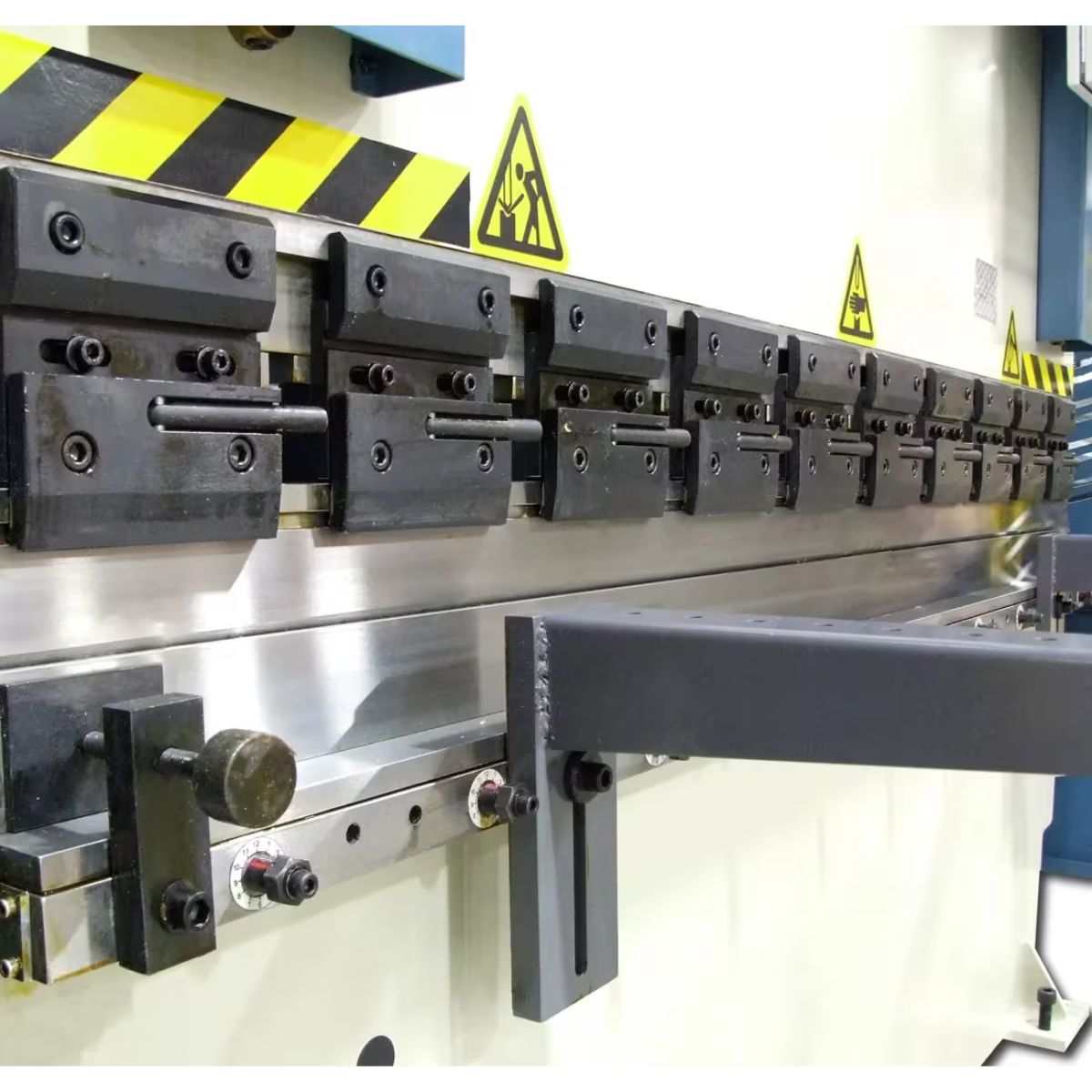 Baileigh BP-7098CNC 220V 3-Phase 70-Ton 98" 2-Axis CNC Hydraulic Press Brake